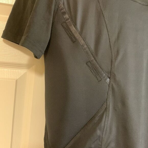 5.11 TACTICAL, conceal carry T shirt, 2XL, like new condition - Picture 3 of 10